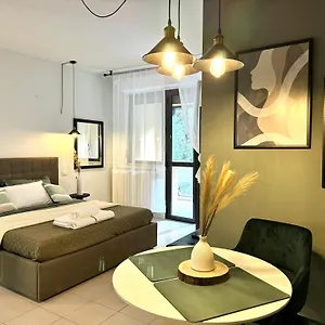 Appartamento Elegant With Balcony, Free Parking, & Wifi